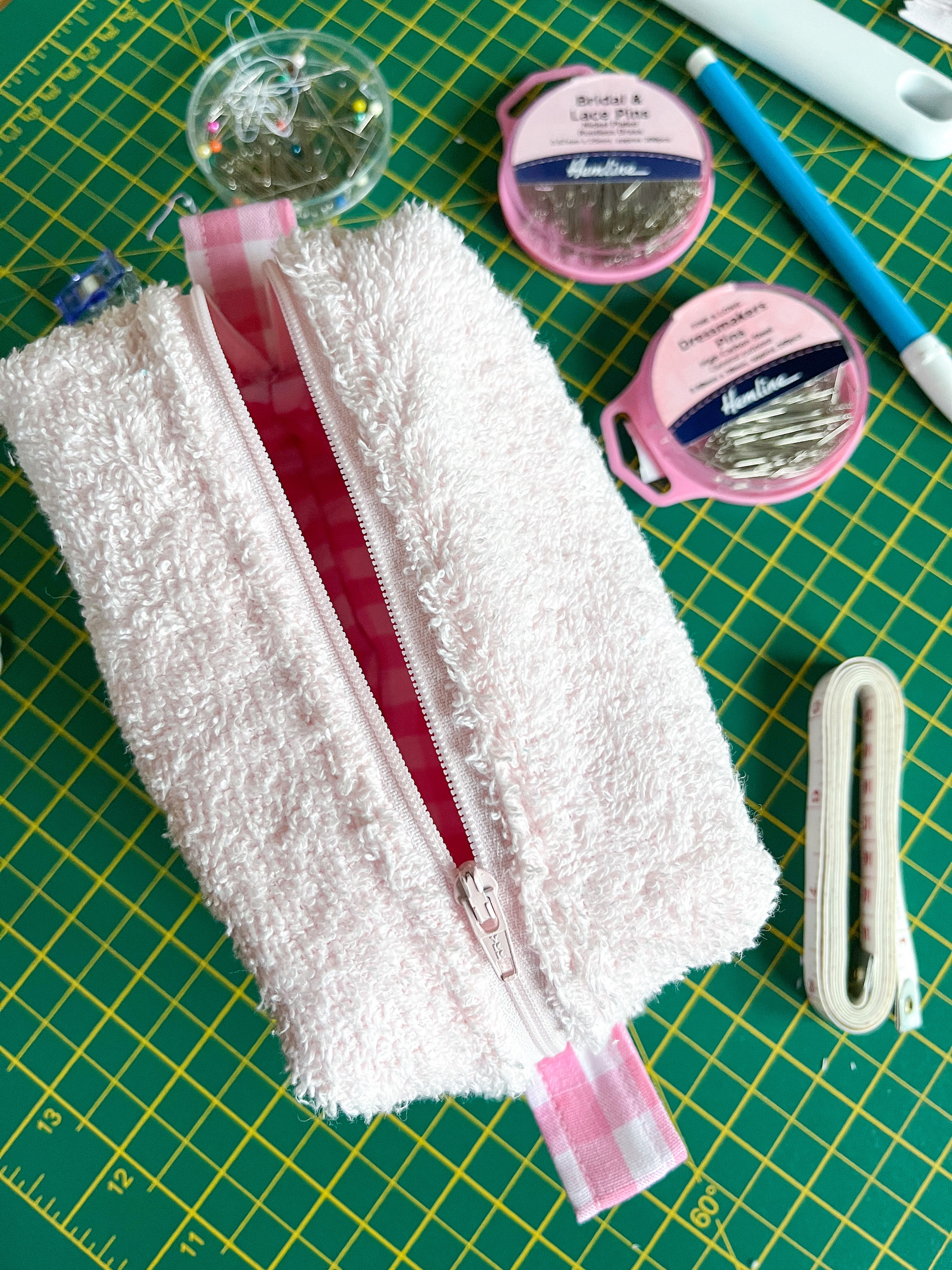 tildeling Bliver værre donor DIY Towelling Makeup Bag: How To Make This Cute Case At Home - The Summer  Study